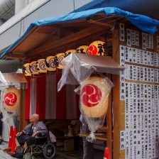 東急本店横には栄和町の神酒所。